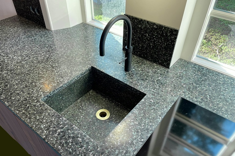 Art Nouveau terrazzo aanrechtblad met terrazzo spoelbak