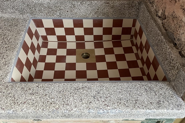 Terrazzo aanrechtblad met tegelbak restauratie