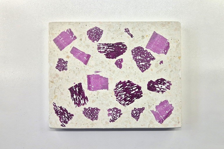 Licht terrazzo met grote stukken synthetische robijn in roze en dieprode tinten.