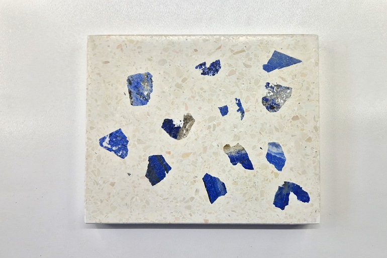 Handgemaakt licht terrazzo met natuurlijke blauwe saffierbrokken. Handgemaakt licht terrazzo met natuurlijke blauwe saffierbrokken.