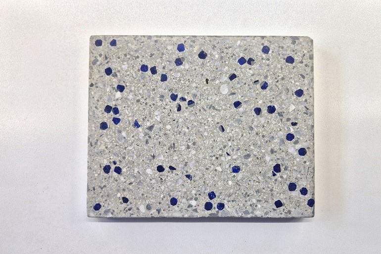Grijs terrazzo met kleine zes en achthoekige geslepen plakjes natuurlijke lapis lazuli.