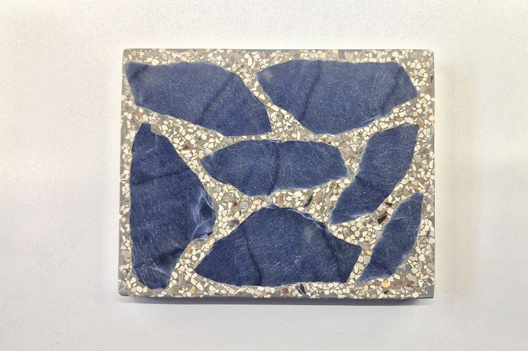Terrazzo met grote natuurlijke plakken blauwe aventurijn in een lichte minerale basis.