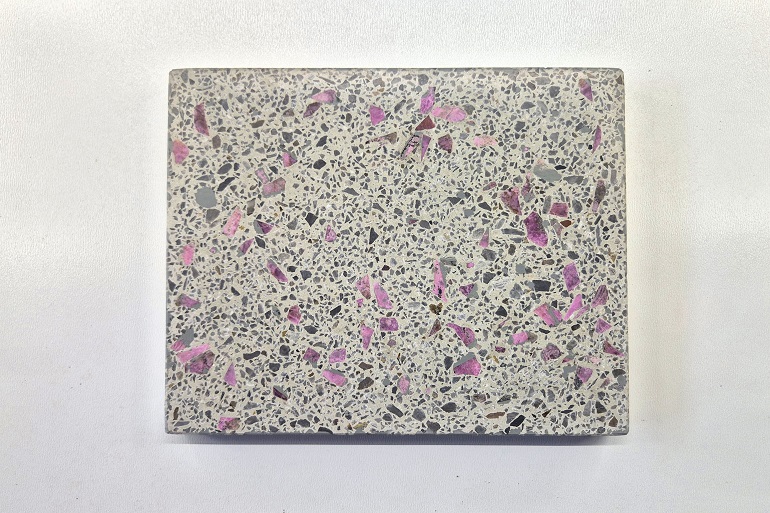 Terrazzo met natuurlijke roze kobalt-calcietkristallen in een grijze terrazzo. Terrazzo met natuurlijke roze kobalt-calcietkristallen in een grijze terrazzo.